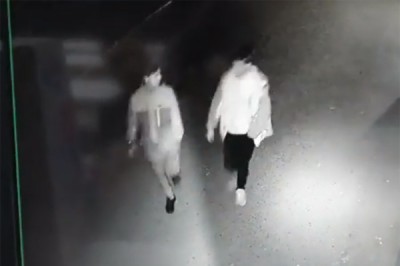 В г. Шахты ножом порезали шины иномарок — парни попали на видео