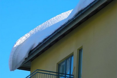 Парень в Ростове упал с крыши пятиэтажного жилого дома, расчищая снег