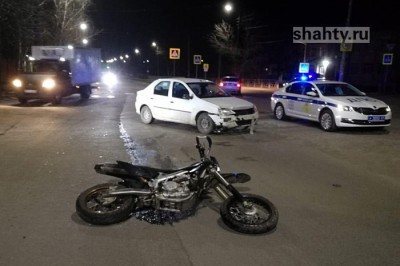 В Шахтах мотоциклист врезался в иномарку на перекрестке и пострадал