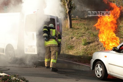 В Шахтах сгорел автомобиль Daihatsu средь бела дня