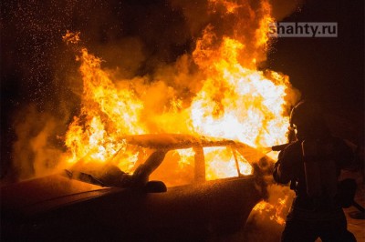 В центре города Шахты на Пушкина вечером сгорела Toyota