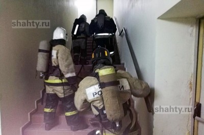 В Шахтах потушили огонь в подвале многоэтажного дома