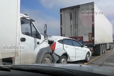Под Шахтами Hyundai прижало двумя грузовиками: ДТП на трассе М-4 «Дон»