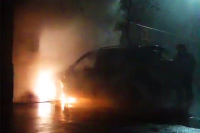 В г. Шахты сгорела Toyota RAV4 в 100 метрах от Администрации