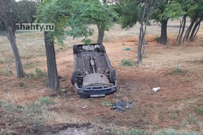Погибла 26-летняя девушка в ДТП: Hyundai Accent опрокинулся под Ростовом