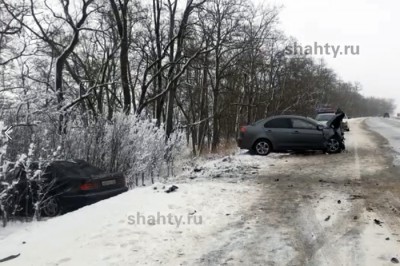 Столкнулись Mercedes и Mitsubishi на трассе в Ростовской области: трое пострадавших