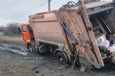 Провалился мусоровоз в яму на дороге в Шахтах
