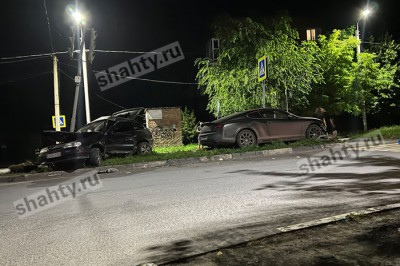 В Шахтах столкнулись Bentley и ВАЗ на перекрестке на Садовой: погибла девушка