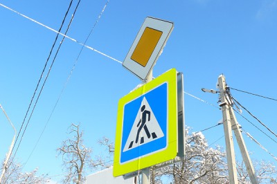 В г. Шахты пострадали от автомобилей дорожные знаки