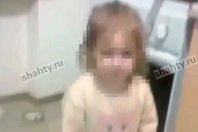 В Шахтах накажут отчима и мать 2-летней малышки, которую швыряли и унижали