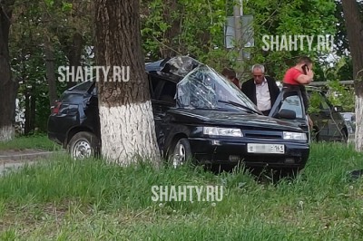 В Шахтах автомобиль влетел в дерево на Красина