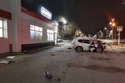 В г. Шахты Nissan протаранил магазин «Магнит» [Фото + видео]