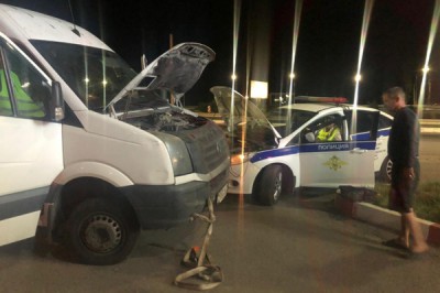 Инспекторы ДПС помогли водителю фургона Volkswagen на ночной трассе