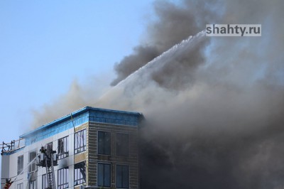 В Шахтах загорелось административное здание на улице Спортивной