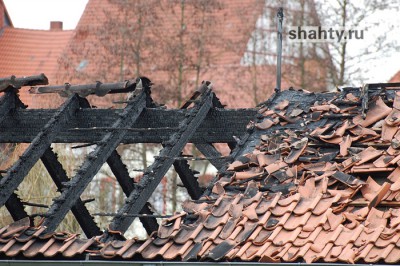 В Шахтах сгорел дом — семья с детьми осталась без крыши над головой