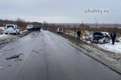 Пострадала автоледи на Lada Vesta в Усть-Донецком районе: в легковушку врезался КАМАЗ