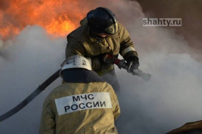 В Шахтах спасли двоих на производстве: произошел пожар на складе на улице Мелиховской