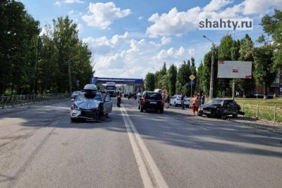 Столкнулись четыре машины на трассе Новошахтинск — Майский г. Шахты: пострадала женщина