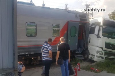 Фура столкнулась с вагоном на железнодорожном переезде в Ростове