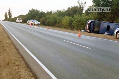 Перевернулся микроавтобус в Ростовской области: водитель погиб, семь пассажиров пострадали