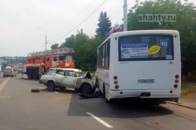 В ДТП в Шахтах попал рейсовый автобус: на Маяковской в него врезался ВАЗ