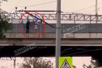 В Шахтах полицейский спас девушку на мосту, предотвратив попытку суицида