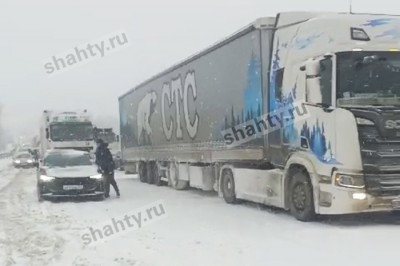 Встало движение на трассе М-4 в Ростовской области из-за метели