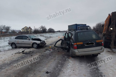 Погиб пассажир при столкновении Hyundai Elantra и Nissan Prairie в Ростовской области