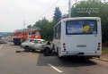 В ДТП в Шахтах попал рейсовый автобус: на Маяковской в него врезался ВАЗ