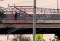 В Шахтах полицейский спас девушку на мосту, предотвратив попытку суицида