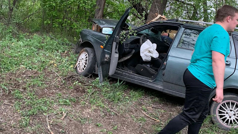 Свежие новости города шахты. Приора влетела в дерево. Авария в городе Шахты на Артеме. Сегодняшняя авария в Шахтах.