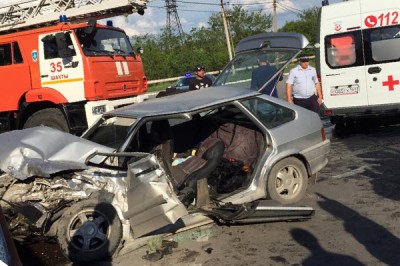 ДТП в Шахтах в районе РЭМЗа — столкнулись ВАЗ и большегруз Renault