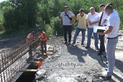 В Шахтах продолжается ремонт моста через реку Грушевку