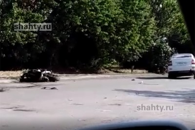 В Шахтах мотоциклист столкнулся с «Приорой»: видео ДТП на Красина