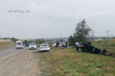 В Шахтах перевернулся автомобиль, улетев в кювет: пострадала 55-летняя пассажирка