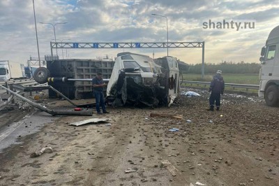 Опрокинулся грузовик недалеко от Шахт: на трассе М-4 «Дон» образовался автомобильный затор