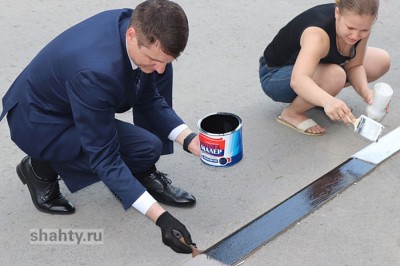 Сити-менеджер г. Шахты Андрей Ковалев показал, как нужно красить бордюры