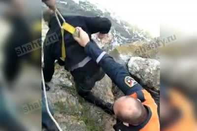 Спасли мужчину, застрявшего в камнях на реке в Ростовской области: видео