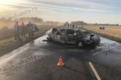 Сгорели водитель и трое пассажиров в «Логане»: ДТП на трассе в Ростовской области