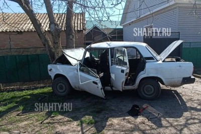 Угробила четверых: автоледи врезалась в дерево на «пятерке» в Ростовской области