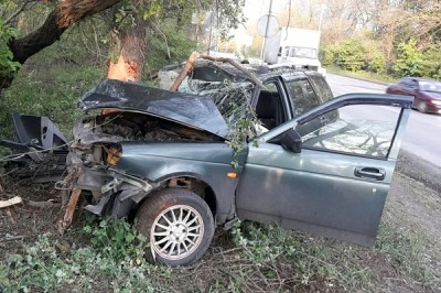 В Шахтах погиб водитель на СУМСе, протаранив дерево на «Приоре»