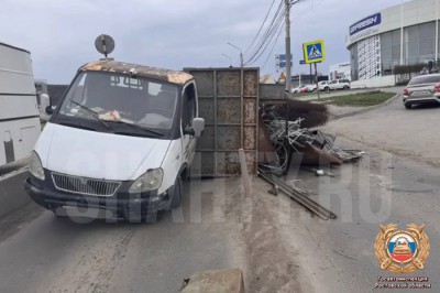 В Ростове «Газель» опрокинула металл на Kia Ceed и Chery