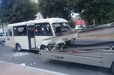 Маршрутка врезалась в автовоз в Ростове: пострадали пассажиры