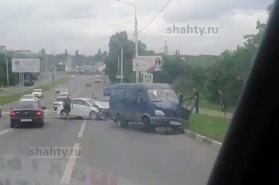 В Шахтах столкнулись иномарка и «Газель» на улице Маяковского. Видео