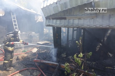 В Шахтах сгорел дом и хозпостройка на улице Особой