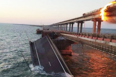 Разрушена часть Крымского моста через Керченский пролив: подробности и видео