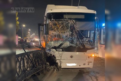 Автобус врезался в подземный переход в Ростове: пострадали 5 человек
