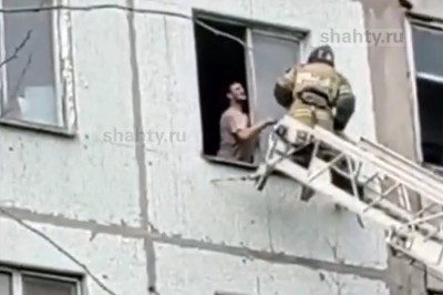 Спасли неадекватного, который едва не выпал из окна 6 этажа в Новочеркасске