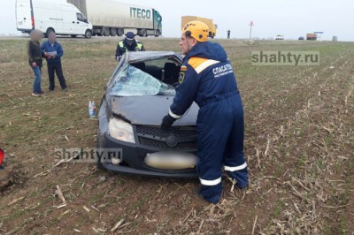 Неудачный обгон на трассе в Ростовской области закончился опрокидыванием: пострадал водитель