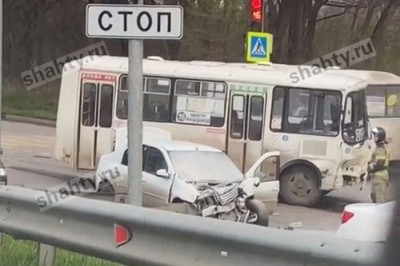 В Шахтах столкнулись автобус и легковушка на дороге Центр — Артем: видео